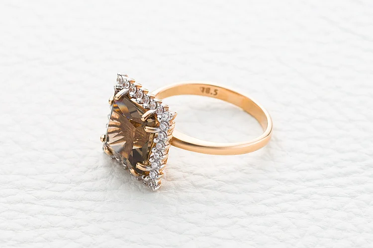 Кольцо из красного золота с раухтопазом и 28 фианитами