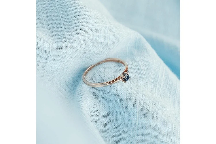 Кольцо из красного золота с сапфиром