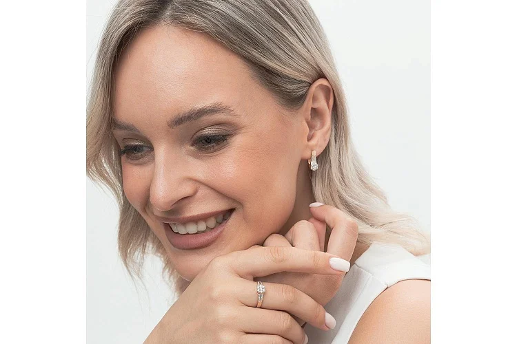 Кольцо из красного золота с 22 фианитами