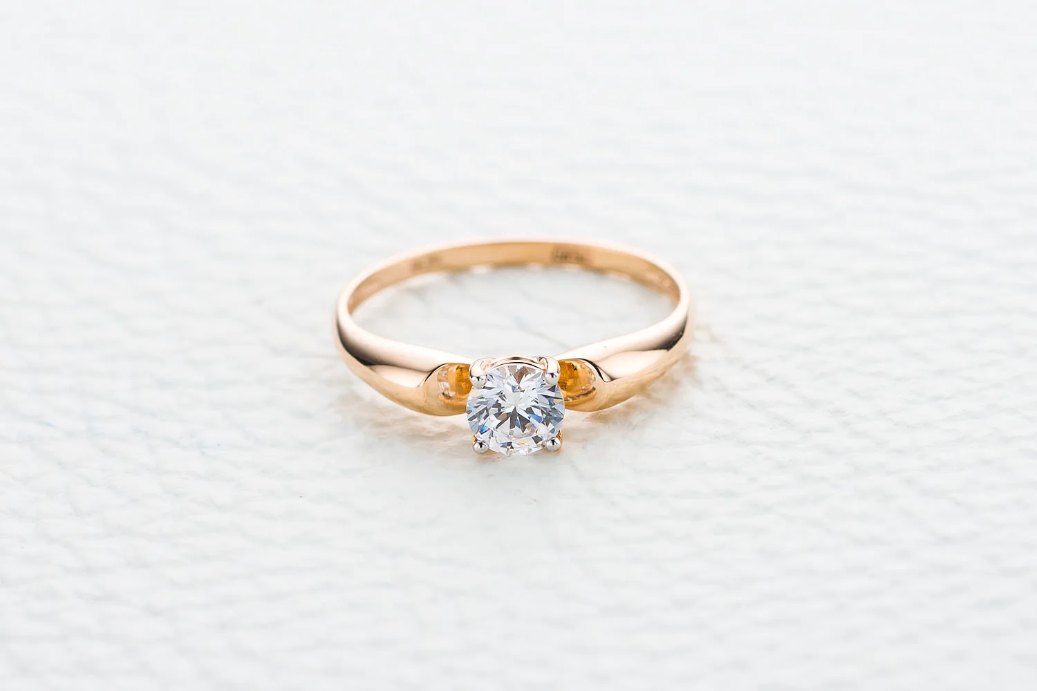 Кольцо из красного золота с кристаллом swarovski