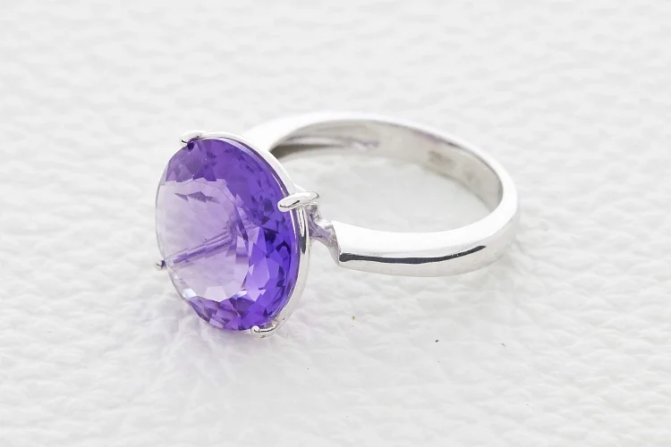 Кольцо из белого золота с аметистом