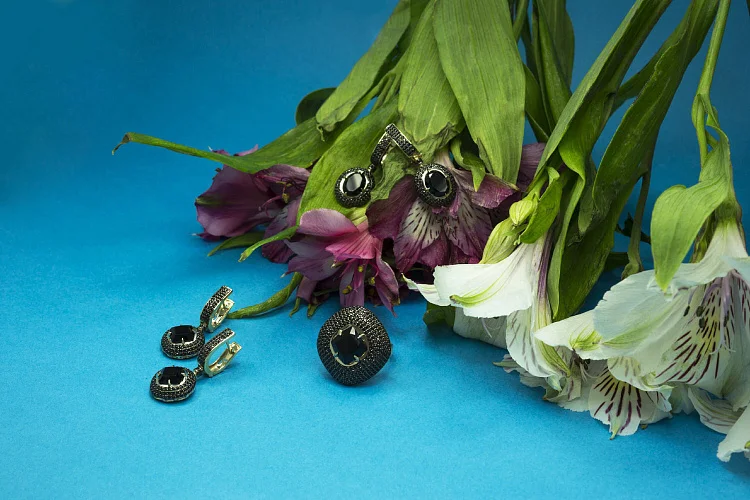 Кольцо из жёлтого золота с шпинелью и 292 фианитами