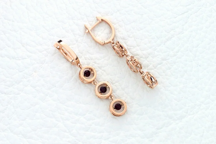 Серьги из красного золота с 6 гранатами