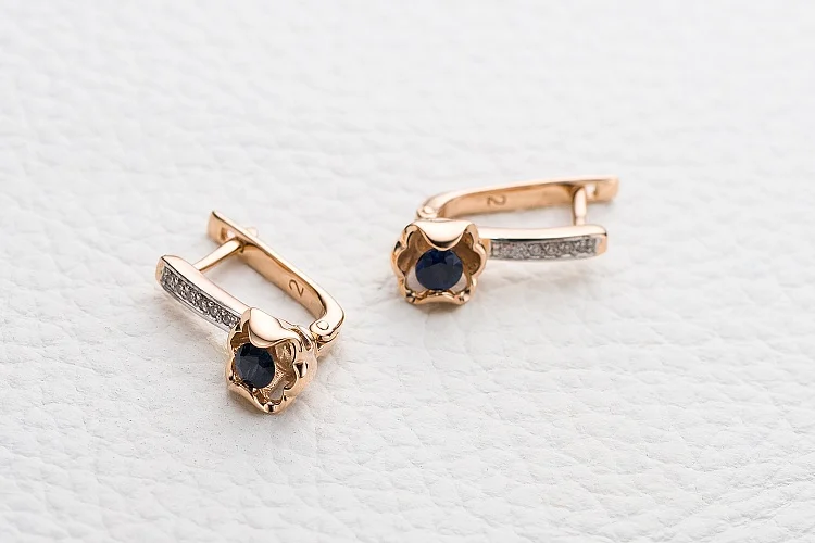 Серьги из красного золота с 2 сапфирами и 12 бриллиантами