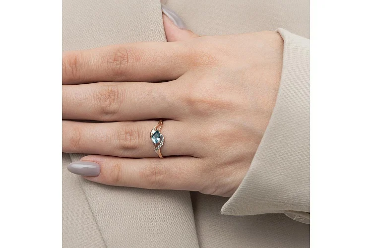 Кольцо из красного золота с топазом лондон и 3 фианитами