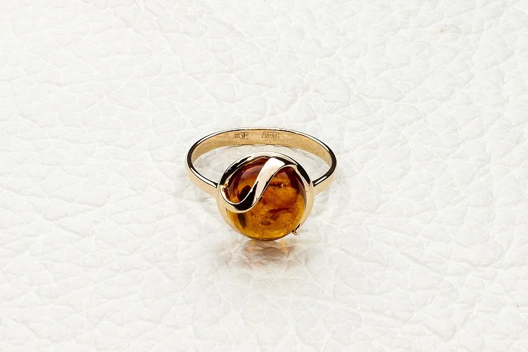 Кольцо из красного золота с янтарём