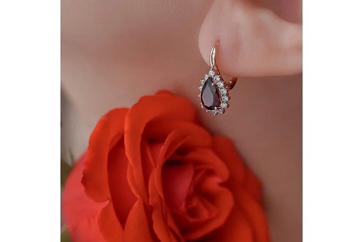 Серьги из красного золота с 2 гранатами и 28 фианитами