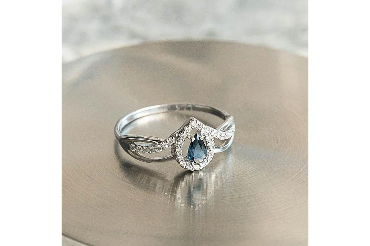 Кольцо из белого золота с сапфиром и 32 бриллиантами