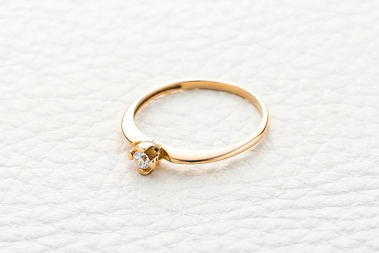 Кольцо из красного золота с фианитом