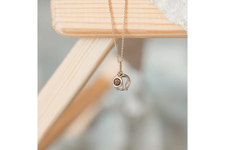 Подвеска Лев из красного золота с гранатом