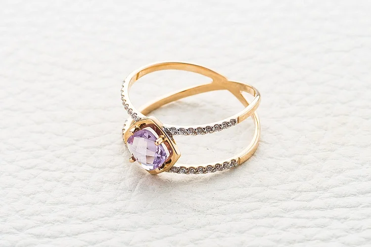 Кольцо из красного золота с аметистом и 32 фианитами