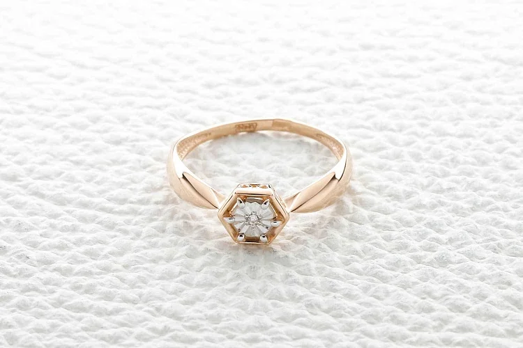 Кольцо из красного золота с бриллиантом