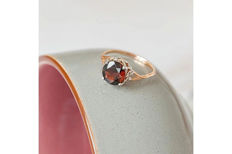 Кольцо из красного золота с гранатом