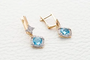 Серьги из красного золота с 2 топазами swiss и 42 фианитами