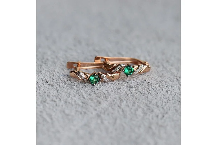 Серьги из красного золота с 2 изумрудами и 12 бриллиантами