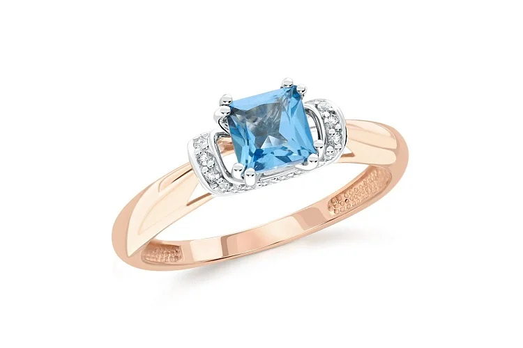 Кольцо из красного золота с топазом swiss и 22 фианитами