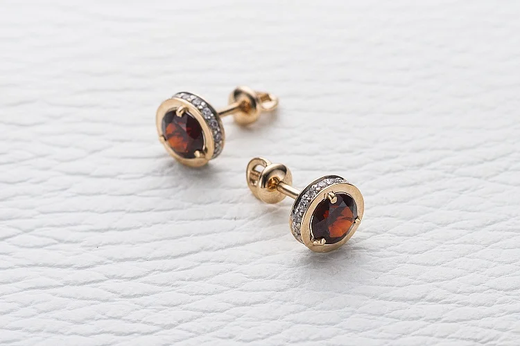 Серьги-пусеты из красного золота с 2 гранатами и 32 фианитами