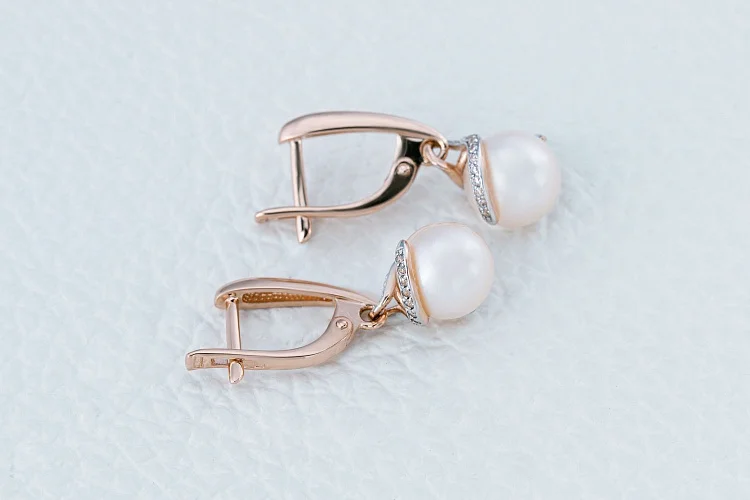 Серьги из красного золота с 2 жемчужинами и 40 фианитами