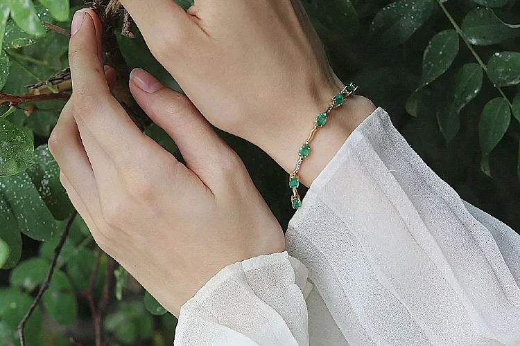 Браслет из жёлтого золота с 10 изумрудами и 15 бриллиантами