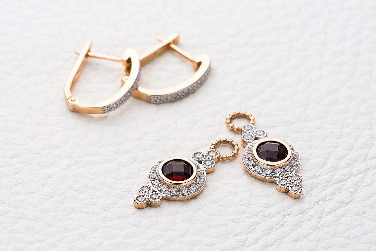 Серьги-трансформеры из красного золота с 2 гранатами и 66 фианитами