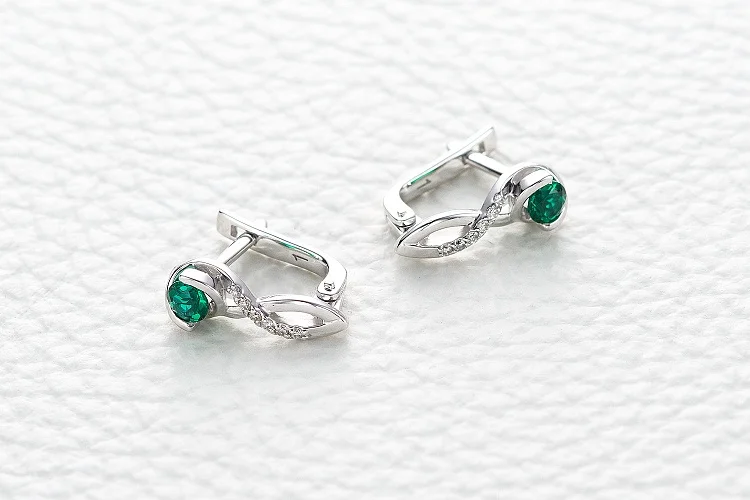 Серьги из белого золота с 2 изумрудами и 12 бриллиантами