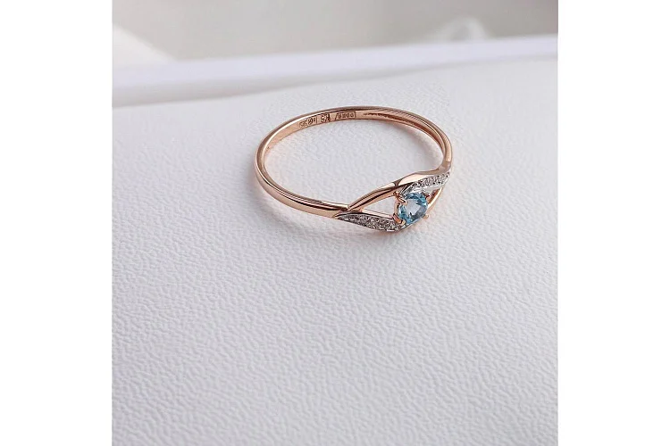 Кольцо из красного золота с топазом swiss и 8 фианитами