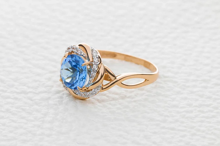 Кольцо из красного золота с топазом swiss и 16 фианитами