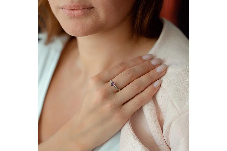 Кольцо из красного золота с аметистом и 12 фианитами