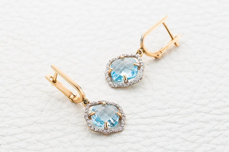 Серьги из красного золота с 2 топазами sky и 56 фианитами