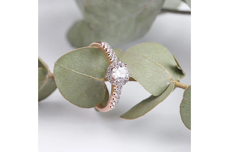 Кольцо из красного золота с 27 фианитами