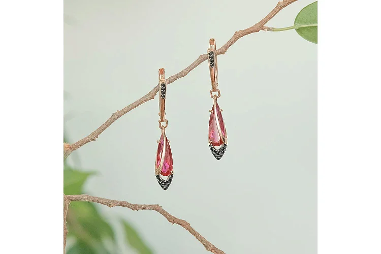 Серьги из красного золота с 2 корундами и 32 фианитами