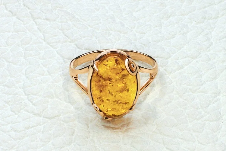 Кольцо из красного золота с янтарём