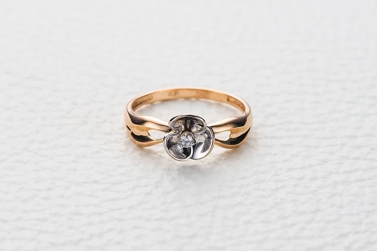 Кольцо Цветок из красного золота с фианитом