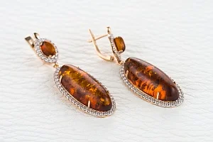 Серьги из красного золота с янтарём и 120 фианитами