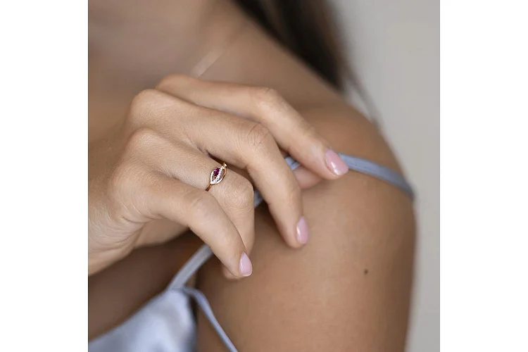 Кольцо из красного золота с рубином и 8 бриллиантами