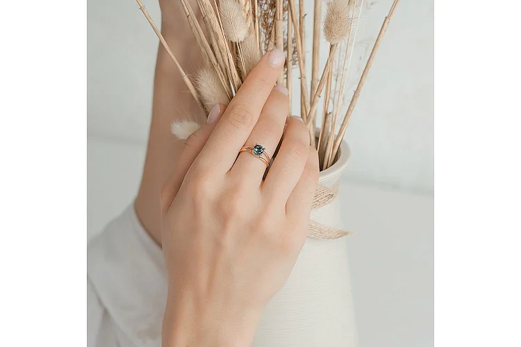 Кольцо из красного золота с топазом лондон