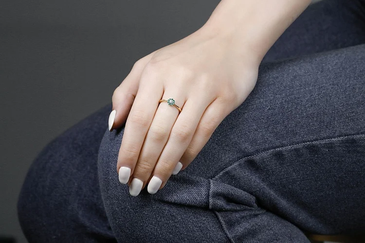 Кольцо Цветок из жёлтого золота с 8 изумрудами и 4 бриллиантами