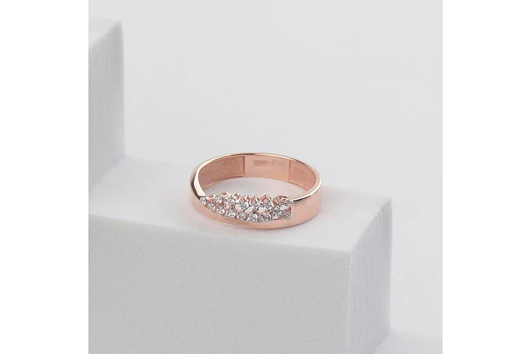 Кольцо из красного золота с 15 фианитами