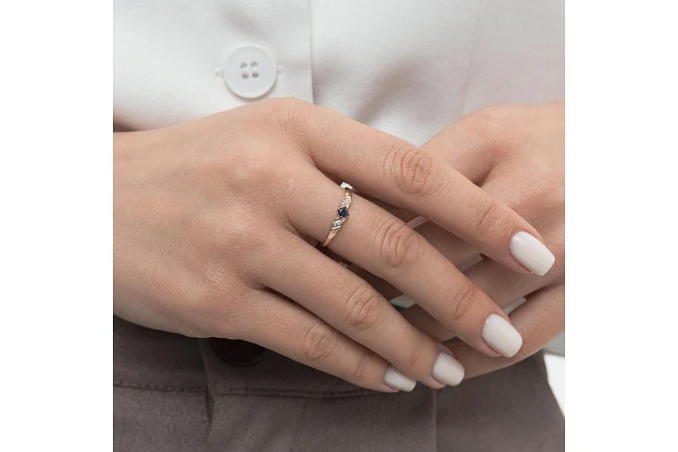 Кольцо из красного золота с сапфиром и 6 бриллиантами