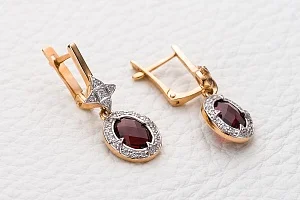 Серьги из красного золота с 2 гранатами и 42 фианитами