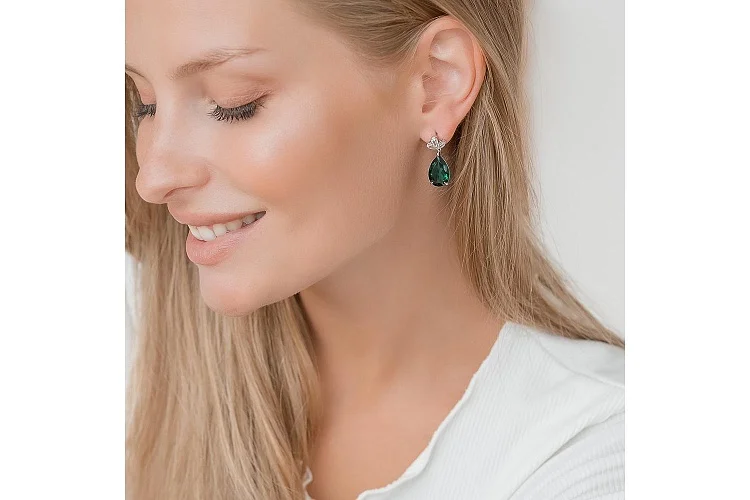 Серьги-пусеты из белого золота с 2 изумрудами и 6 фианитами