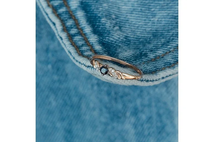 Кольцо из красного золота с сапфиром и 6 бриллиантами