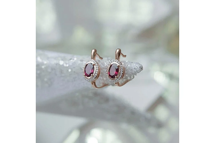 Серьги из красного золота с 2 родолитами и 52 фианитами