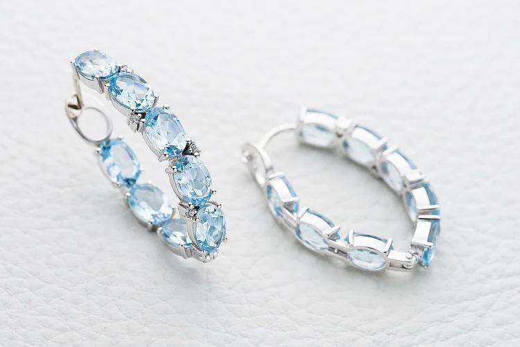 Серьги из белого золота с 16 топазами sky и 8 фианитами