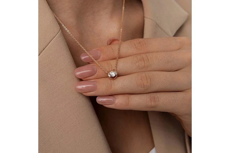 Подвеска из красного золота с муассанитом