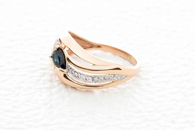 Кольцо из красного золота с сапфиром и 11 бриллиантами
