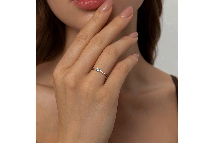 Кольцо из красного золота с 10 фианитами