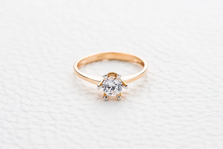 Кольцо из красного золота с фианитом