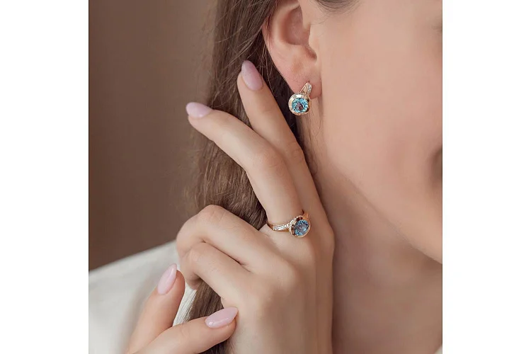 Кольцо из красного золота с топазом swiss и 36 фианитами