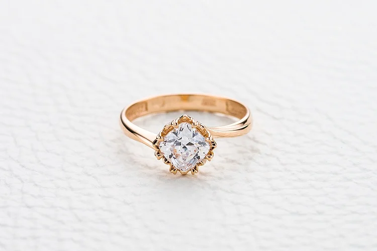 Кольцо из красного золота с кристаллом swarovski